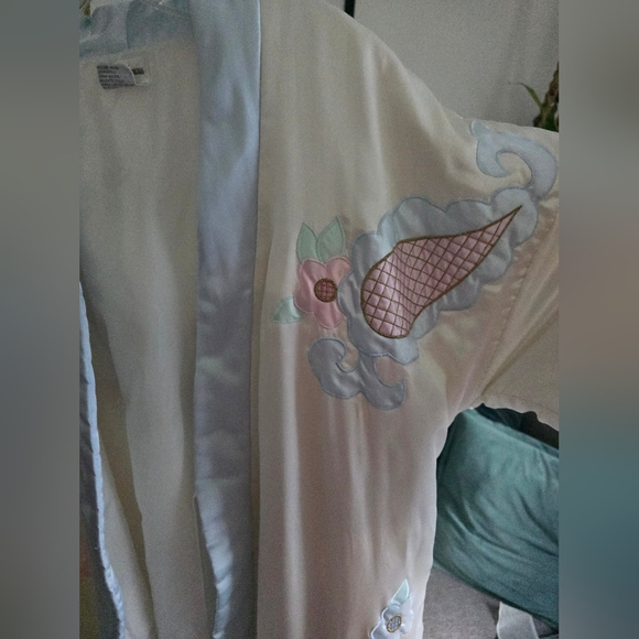 Beautiful Vintage Puff Robe - Picture 11 of 16